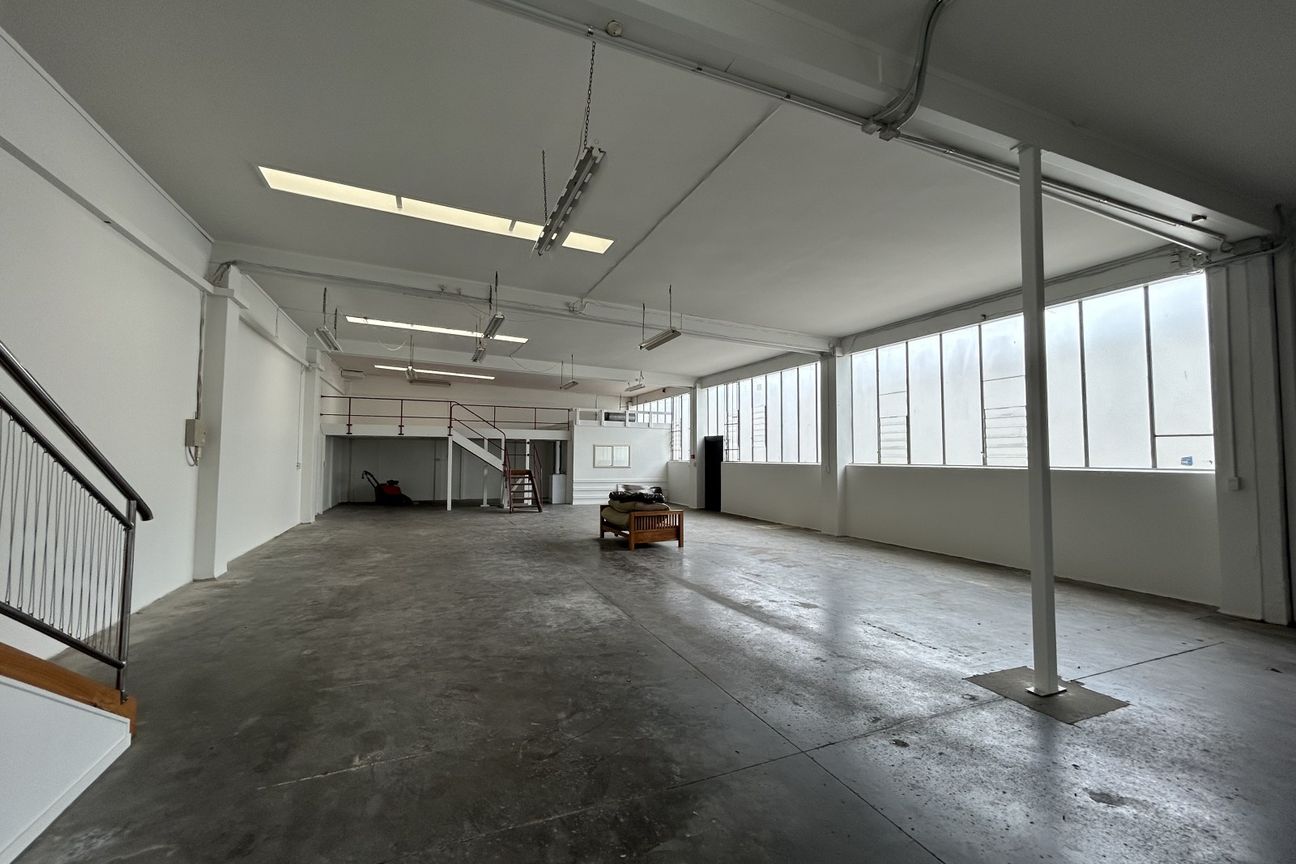 Functional industrial unit with road frontage - Veel
