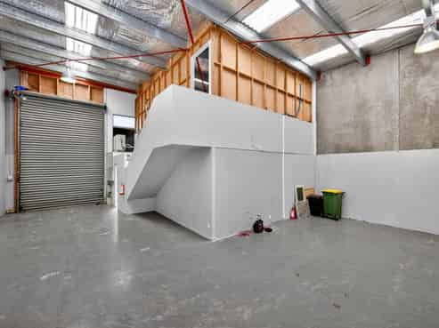 Vacant & Ultra Tidy 179.9sqm Industrial