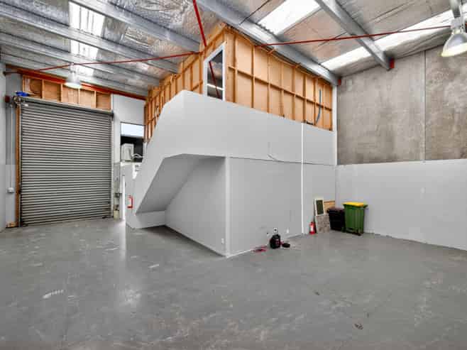 Vacant & Ultra Tidy 179.9sqm Industrial