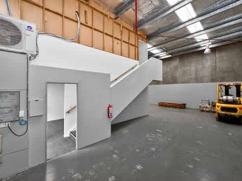 Vacant & Ultra Tidy 179.9sqm Industrial
