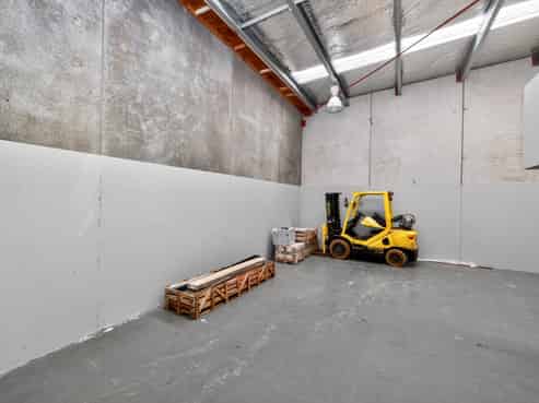 Vacant & Ultra Tidy 179.9sqm Industrial