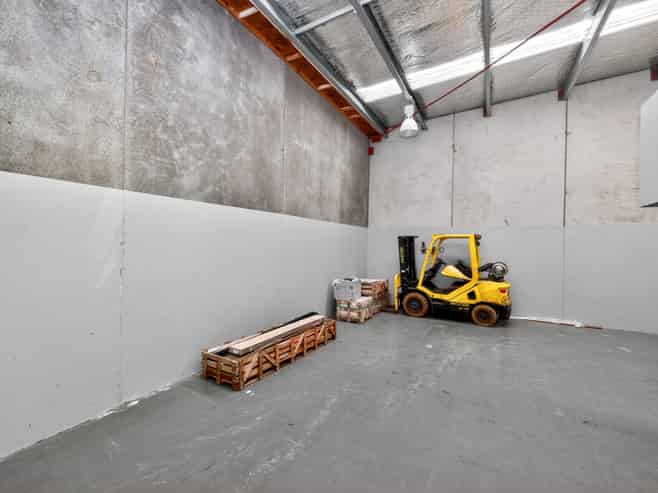 Vacant & Ultra Tidy 179.9sqm Industrial