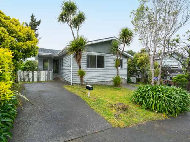 Top Floor/32 Thurleigh Grove, Karori