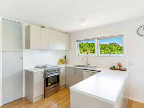 24 Alison Road, Surfdale