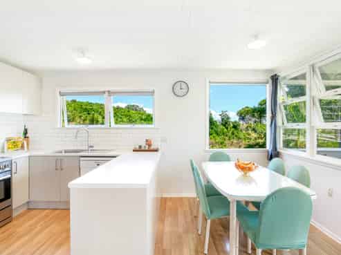 24 Alison Road, Surfdale