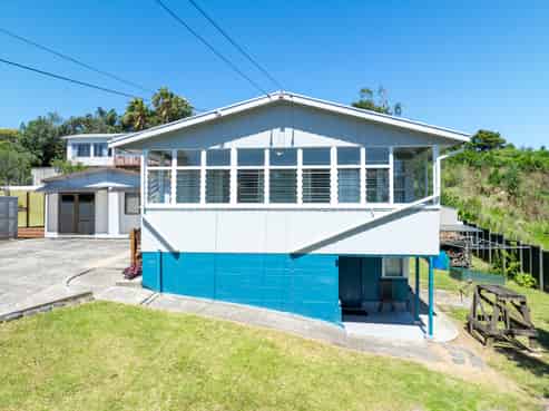 24 Alison Road, Surfdale