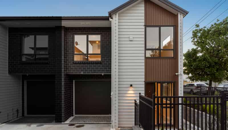 12A Holland Avenue, Point England