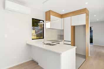 12A Holland Avenue, Point England