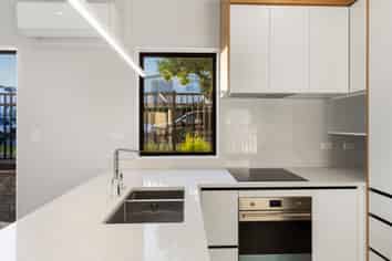 12A Holland Avenue, Point England