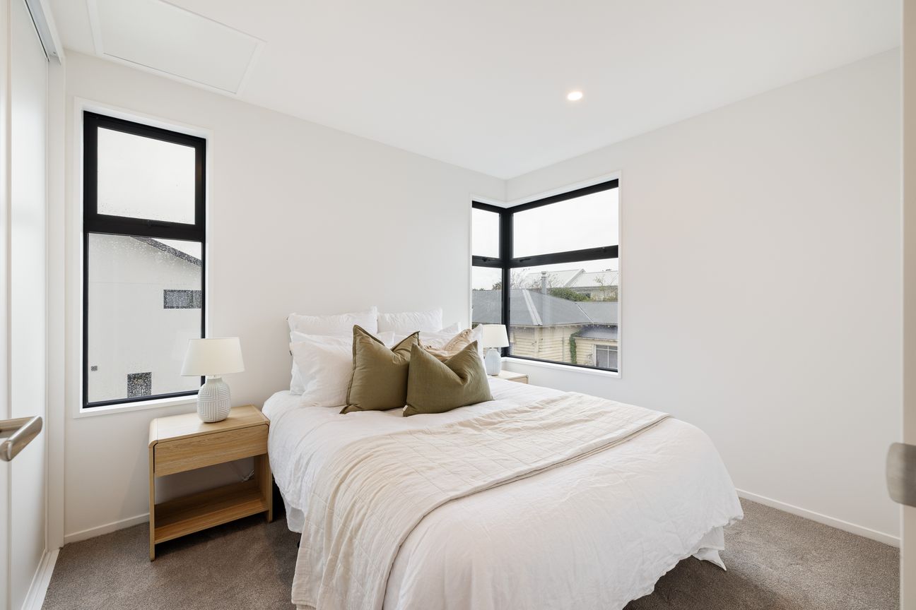 Stylish Two-Bedroom Stunner with Parking - Aanzicht 3