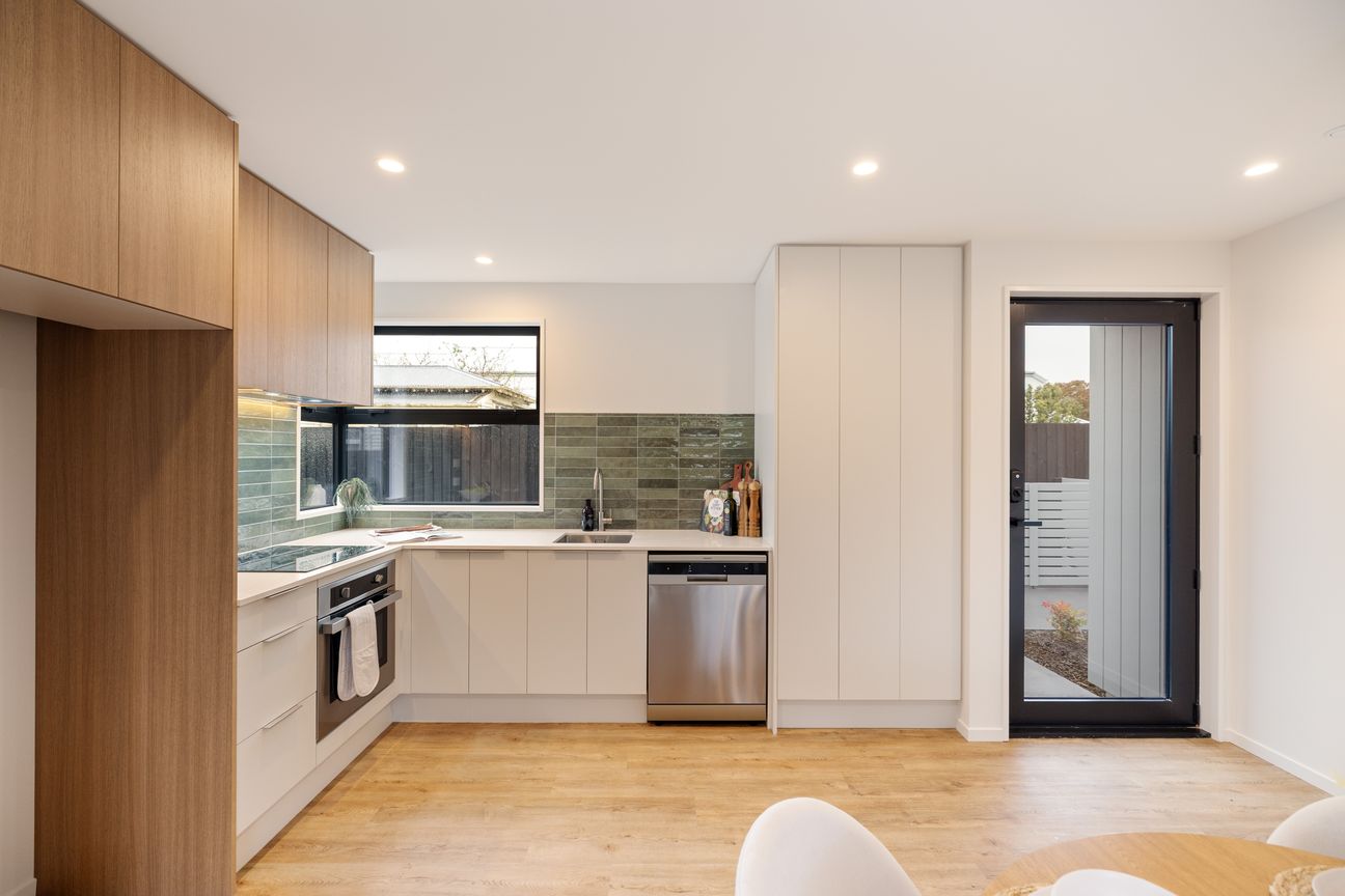 Stylish Two-Bedroom Stunner with Parking - Aanzicht 5