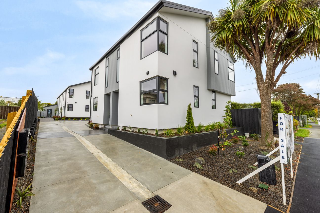 Stylish Two-Bedroom Stunner with Parking - Aanzicht 4