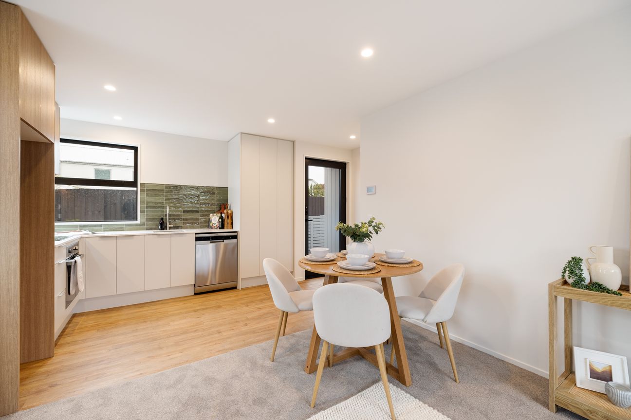 Stylish Two-Bedroom Stunner with Parking - Aanzicht 6