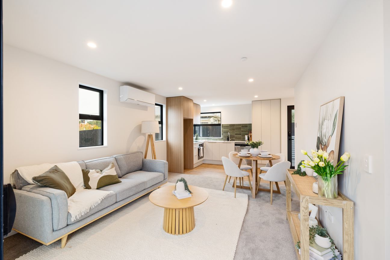 Stylish Two-Bedroom Stunner with Parking - Aanzicht 2
