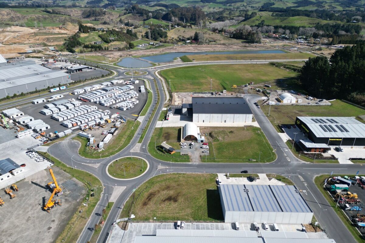 New warehouse to be built - strong corner presence - Više