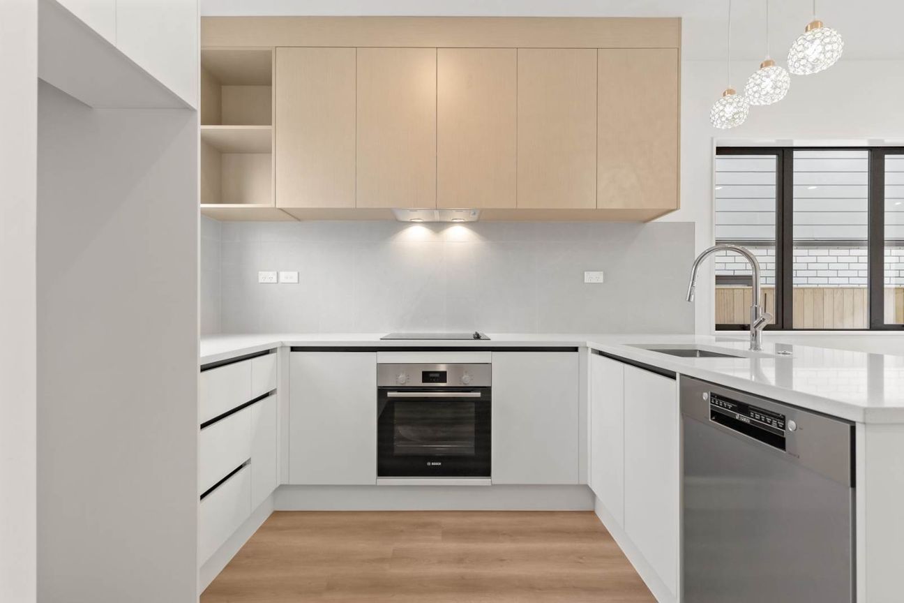 Brand New, Freehold & Designed to Impress - Więcej