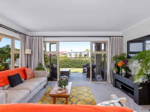 1/126 Whangaparaoa Road, Red Beach