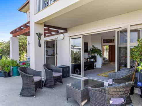 1/126 Whangaparaoa Road, Red Beach