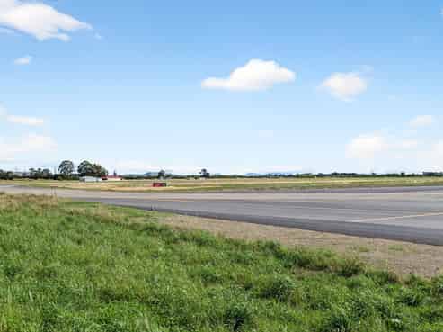 An Aviation Rarity - Hangar & Accommodation 