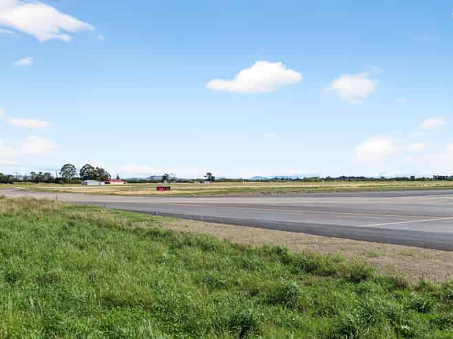 An Aviation Rarity - Hangar & Accommodation 