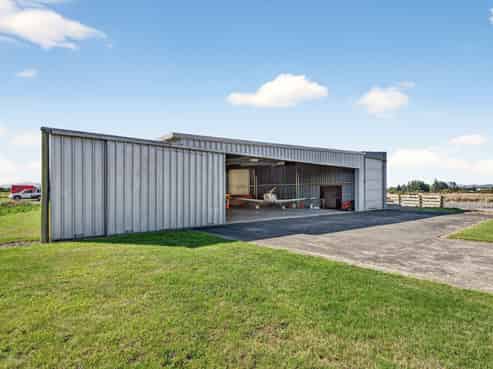 An Aviation Rarity - Hangar & Accommodation 