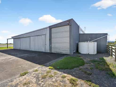 An Aviation Rarity - Hangar & Accommodation 