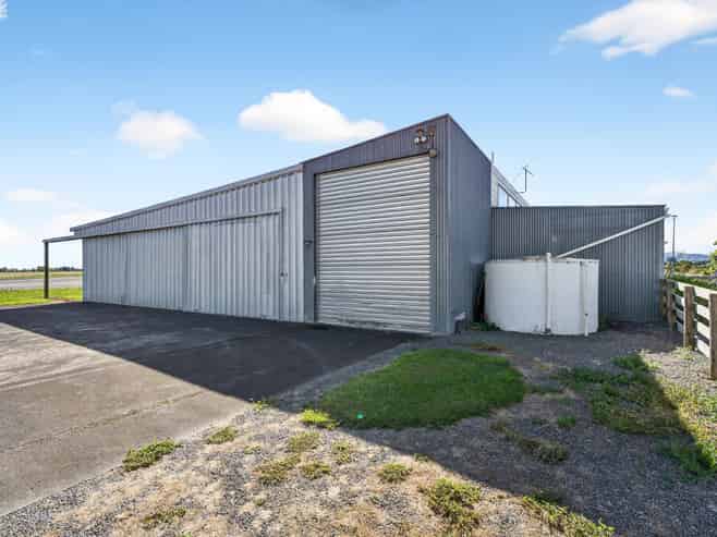 An Aviation Rarity - Hangar & Accommodation 