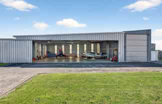 An Aviation Rarity - Hangar & Accommodation 