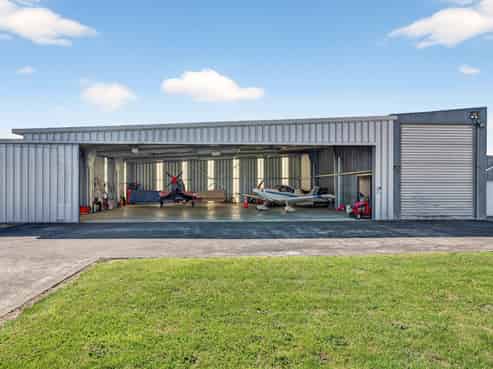 An Aviation Rarity - Hangar & Accommodation 