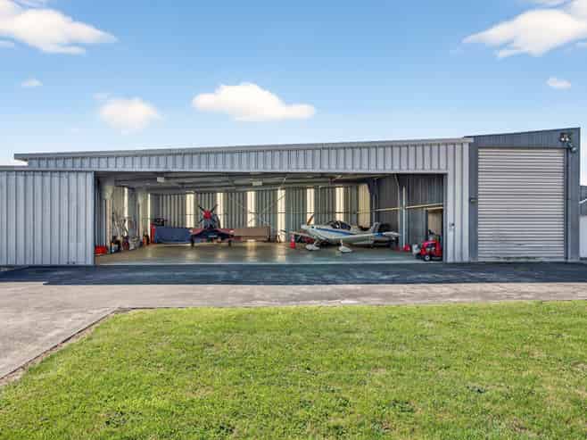 An Aviation Rarity - Hangar & Accommodation 