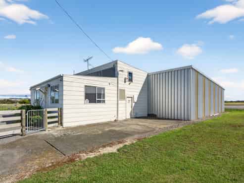 An Aviation Rarity - Hangar & Accommodation 