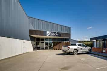 Substantial Industrial Warehouse in Irongate