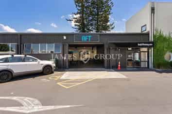 Versatile 340m² Warehouse in Prime Location