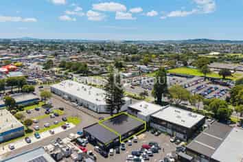 Versatile 340m² Warehouse in Prime Location