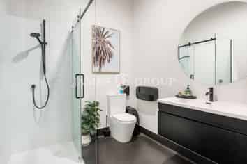 Versatile 340m² Warehouse in Prime Location