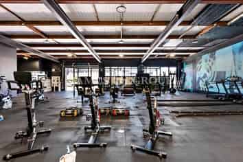 Versatile 340m² Warehouse in Prime Location