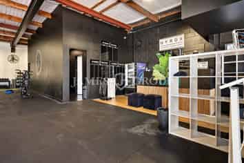 Versatile 340m² Warehouse in Prime Location