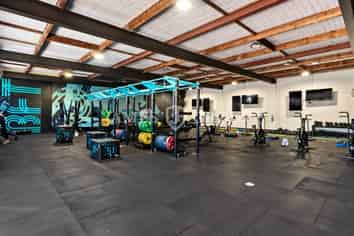 Versatile 340m² Warehouse in Prime Location