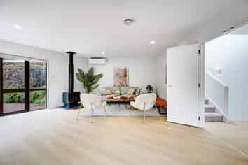 8 Stitchbird Close, Murrays Bay