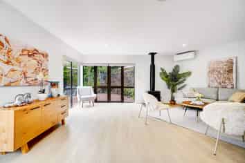 8 Stitchbird Close, Murrays Bay