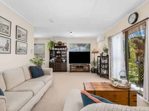 90 Omapere Street, Whitby