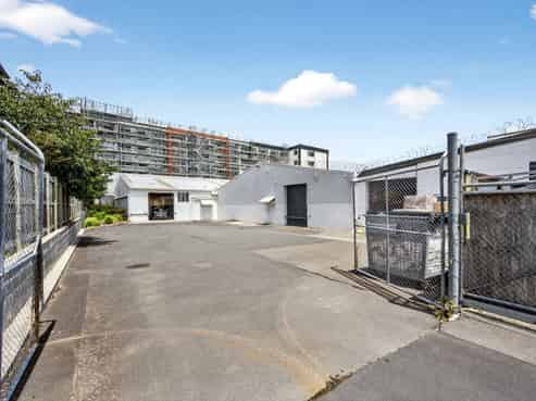 Fully tenanted split-risk industrial investment