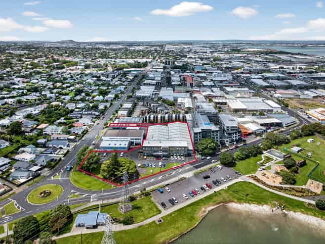 Fully tenanted split-risk industrial investment