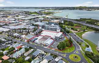 Fully tenanted split-risk industrial investment