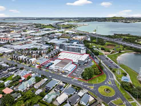 Fully tenanted split-risk industrial investment