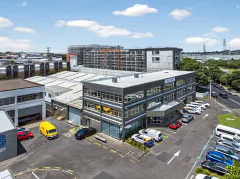 Fully tenanted split-risk industrial investment