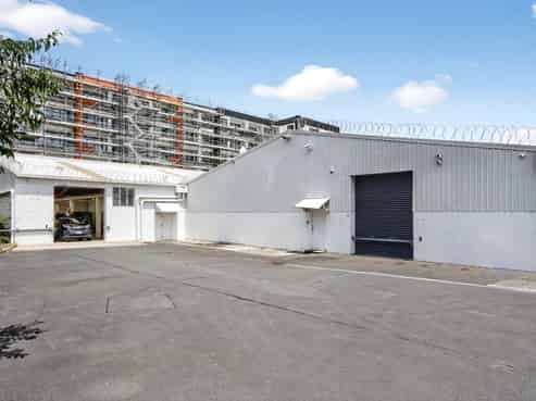 Fully tenanted split-risk industrial investment