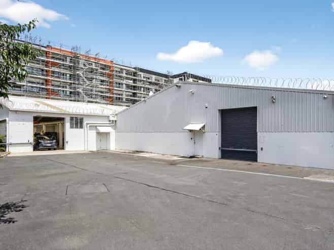 Fully tenanted split-risk industrial investment