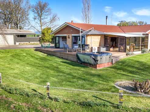 1421 State Highway 30, Horohoro