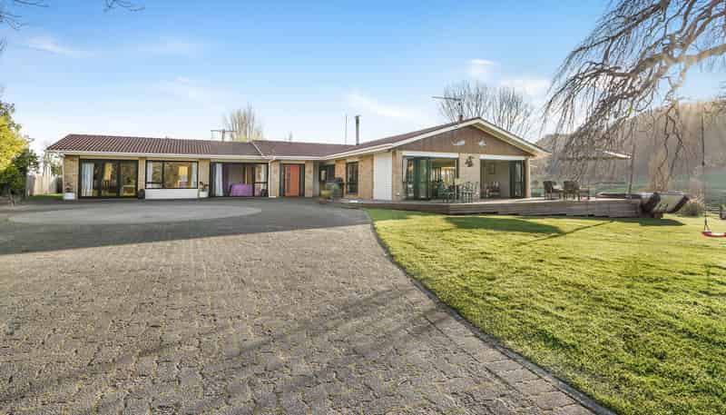 1421 State Highway 30, Horohoro